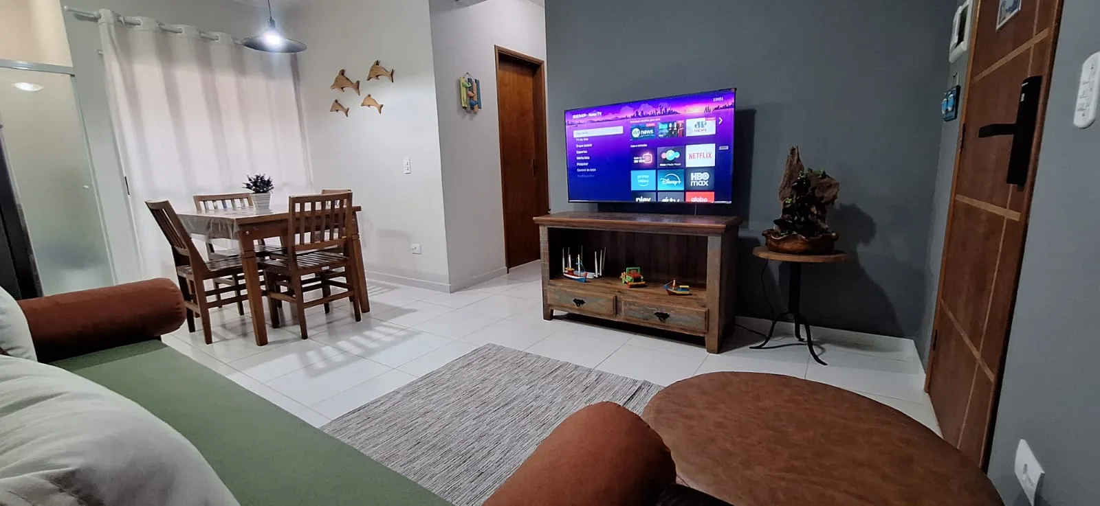 Sala com Smart TV de 50 polegadas